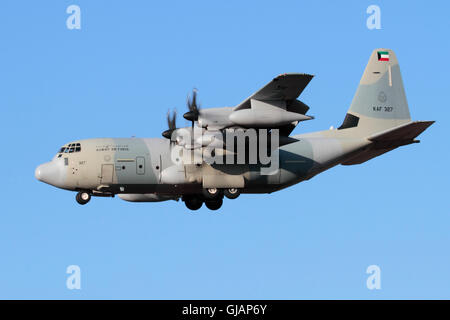 Lockheed Martin KC-130J Hercules de l'Armée de l'air koweïtienne en approche contre un ciel bleu clair Banque D'Images