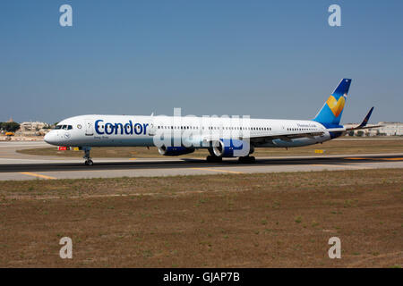 L'aviation commerciale. Avion de Boeing 757-300 Condor Flugdienst roulement au départ de Malte Banque D'Images