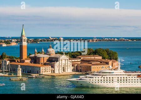 Bateau de croisière en face de l'île de San Giorgio Maggiore, à Venise, Vénétie, Italie. Banque D'Images