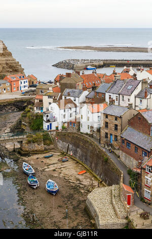 Vue de dessus haut sur Staithes Beck et la ville. Dans la région de Staithes, North Yorkshire, Angleterre. Sur Banque D'Images