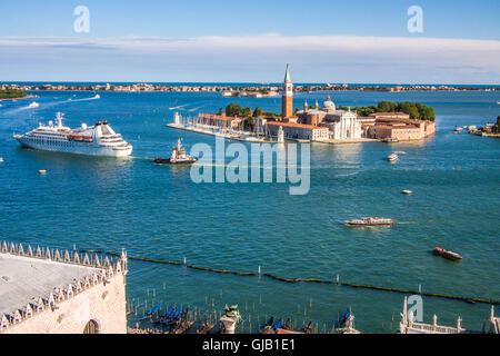 Vue sur le Palais des Doges et Piazzetta (premier plan), vers l'île de San Giorgio Maggiore, à Venise, Vénétie, Italie. Banque D'Images