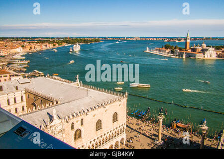 Vue sur le Palais des Doges et Piazzetta (premier plan), vers l'île de San Giorgio Maggiore, à Venise, Vénétie, Italie. Banque D'Images