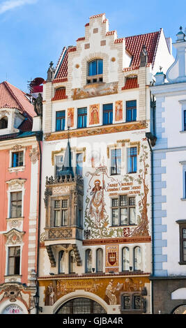 La façade de la maison sur la place de la vieille ville de Prague avec de belles peintures. République tchèque. Banque D'Images