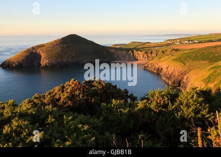 Y Foel mwnt et Mwnt beach vue depuis le sentier côtier de Ceredigion Banque D'Images