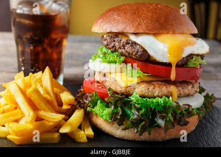 Escalope de viande à hamburger frites fromage oeufs Banque D'Images