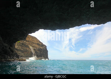 Grotte de la mer sur la côte NaPali de Kauai, Hawaii, USA. Banque D'Images