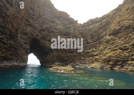 Grotte de la mer sur la côte NaPali de Kauai, Hawaii, USA. Banque D'Images