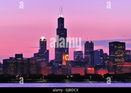 Une lueur colorée dans le ciel après le soleil reste au-delà de l'horizon de Chicago. Chicago, Illinois, USA. Banque D'Images