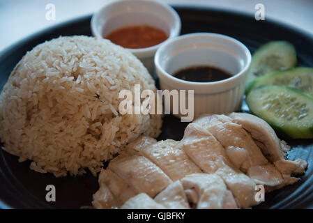 Poulet Hainan poulet poché doux avec du riz parfumé et de concombre sauce chili Banque D'Images