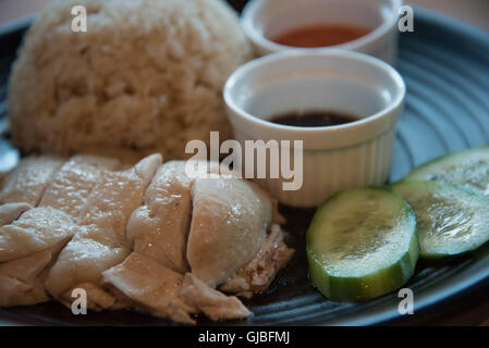 Poulet Hainan poulet poché doux avec du riz parfumé et de concombre sauce chili Banque D'Images