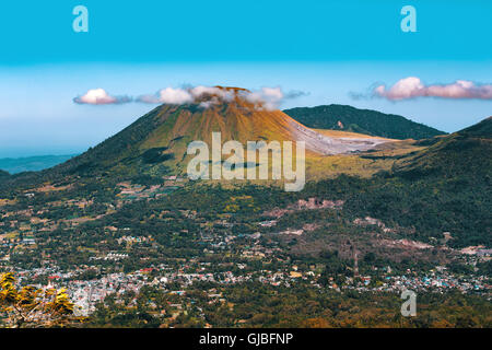 Vue du volcan Mahawu sur l'île de Sulawesi en Indonésie a un tout petit lac de cratère. Cette partie de l'ouest du Pacifique a num Banque D'Images