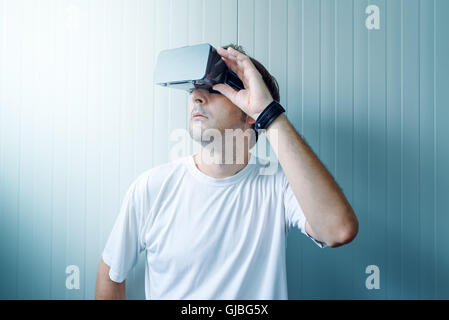 L'homme à la découverte de l'environnement de réalité virtuelle et d'apprécier le contenu multimédia en 3d. Banque D'Images