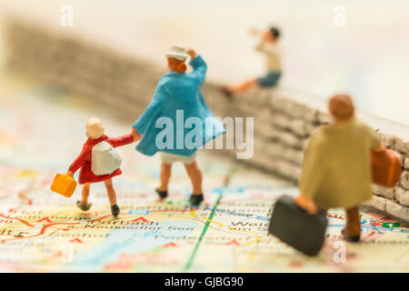 Les personnes voyageant en miniature sur un site concept de droit Banque D'Images