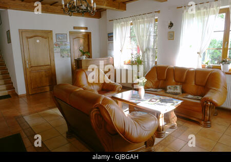 Smokovec, Hautes Tatras, Slovaquie - Juillet 08, 2016 : l'intérieur du restaurant avec table, fauteuils en cuir Smokovec, Hautes Tatras Banque D'Images