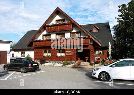 Smokovec, Hautes Tatras, Slovaquie - Juillet 08, 2016 : : restaurant et hotel Koliba dans Smokovec, village des Hautes Tatras, en Slovaquie. Banque D'Images