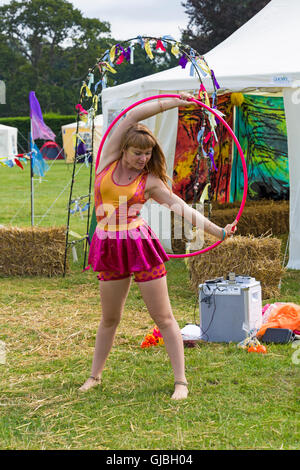 Interprète avec cerceaux à la nouvelle forêt conte Festival à Burley, Hampshire, Royaume-Uni en août Banque D'Images