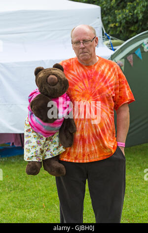 Artiste ventriloque mannequin avec un ours à la nouvelle forêt conte Festival à Burley, Hampshire, Royaume-Uni en août Banque D'Images