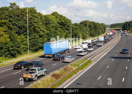 Ralentir la circulation affectée par les travaux routiers à la sortie 8 sur l'autoroute M6 à Chorley, Lancashire, UK Banque D'Images