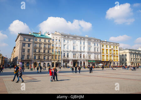 Cracovie, Pologne - le 07 mars 2015 : les touristes non identifiés se rendant sur place principale du marché, en face de la Basilique Sainte-Marie, à Cracovie, Po Banque D'Images