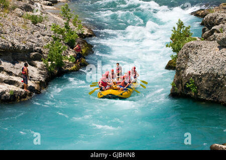 GREEN CANYON, TURQUIE - 10 juillet 2010 : Le rafting sur les rapides de la rivière Manavgat le 10 juillet 2009 dans Green Canyon, Turk Banque D'Images