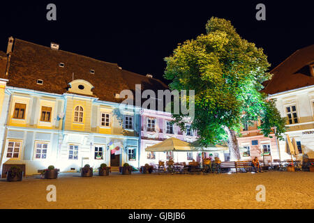 SIGHISOARA, Roumanie - 07 juillet : Vue de nuit sur la ville historique de Sighisoara sur Juillet 07, 2015. Ville dans laquelle est né Vlad Tepes, Dracu Banque D'Images