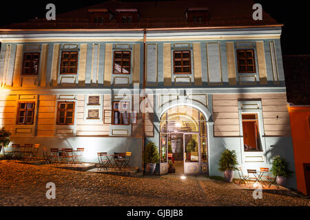 SIGHISOARA, Roumanie - 07 juillet : Vue de nuit sur la ville historique de Sighisoara sur Juillet 07, 2015. Ville dans laquelle est né Vlad Tepes, Dracu Banque D'Images