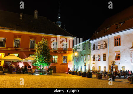 SIGHISOARA, Roumanie - 07 juillet : Vue de nuit sur la ville historique de Sighisoara sur Juillet 07, 2015. Ville dans laquelle est né Vlad Tepes, Dracu Banque D'Images