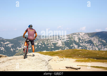 Montagnes de Bucegi, Roumanie Le 09 juillet, 2015 non identifié : biker grimpe la colline dans les montagnes de Bucegi en Roumanie le 09 juillet, 2015. Banque D'Images