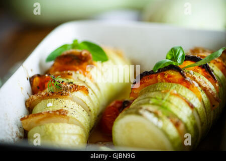 Courgettes farcies au légumes cuits au four Banque D'Images