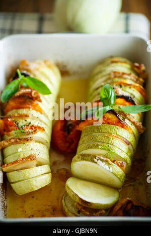 Courgettes farcies au légumes cuits au four Banque D'Images