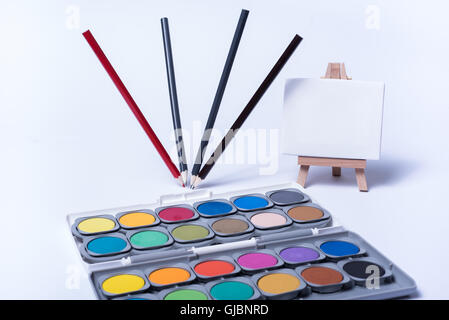 Quatre crayons danse comme still life on white background Banque D'Images