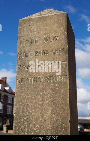 Un obelish inscrit à l'emplacement de l'arène à Malton, North Yorkshire, Royaume-Uni. Banque D'Images