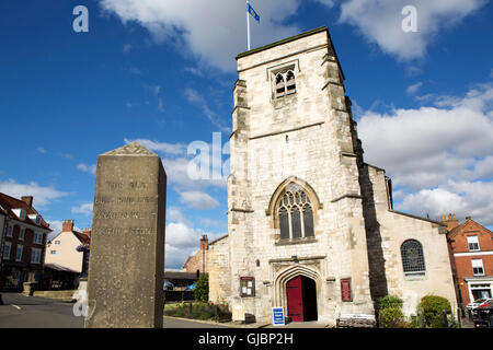 Un obelish inscrit à l'emplacement de l'arène à Malton, North Yorkshire, Royaume-Uni. Banque D'Images