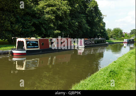 Les ancrages dans centre de Burton-upon-Trent sur le canal Trent et Mersey Banque D'Images