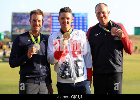 Justin Rose la Grande-Bretagne célèbre remportant la médaille d'or dans l'épreuve du Golf, médaillé d'argent avec la Suède Henrik Stenson (à gauche) et de bronze USA's Matt Kucher (à droite), à l'Olympique de Golf sur le neuvième jour de la Jeux Olympiques de Rio, au Brésil. Banque D'Images