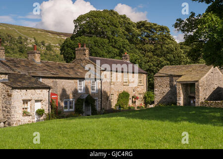 Pittoresque, stone cottages à Arncliffe, un joli village, en vertu de la nidification, de collines dans le Yorkshire Dales National Park, England. Banque D'Images