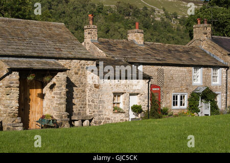 Pittoresque, stone cottages à Arncliffe, un joli village, en vertu de la nidification, de collines dans le Yorkshire Dales National Park, England. Banque D'Images