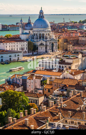 Vue depuis le campanile de la Place Saint Marc, avec le Grand Canal et l'église Santa Maria della Salute, Venise, Vénétie, Italie. Banque D'Images