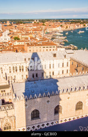 Vue depuis le campanile de la Place Saint Marc sur palais des Doges, Venise, Vénétie, Italie. Banque D'Images