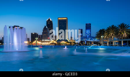 Friendship Park Fountain Set contre la Skyline at night de Jacksonville, Jacksonville, Floride Banque D'Images