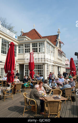 Maison historique avec les informations touristiques VVV et d'un café, d'Amsterdam, la gare centrale, Amsterdam, Hollande, Pays-Bas Banque D'Images