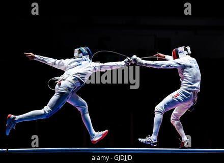 Rio de Janeiro, Brésil. 14Th Aug 2016. France's Jean-Michel Lucenay (R) est en concurrence avec l'Italie Andrea Santarelli au cours de l'équipe d'épée masculine médaille d'or de l'escrime au Jeux Olympiques de Rio 2016 à Rio de Janeiro, Brésil, le 14 août 2016. La France a remporté la médaille d'or. Credit : Liu Dawei/Xinhua/Alamy Live News Banque D'Images