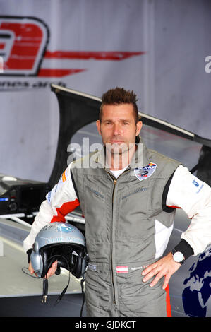 Hannes Arch (AUT) debout à côté de son Zivko Edge 540 aéronautique dans le hangar avion course peu avant la dernière journée de courses à la Red Bull Air Race, Ascot, Royaume-Uni. La Red Bull Air Race dispose de la meilleure course pilotes dans une compétition de sport automobile pur qui allie vitesse, précision et compétence. En utilisant le moyen le plus rapide, plus agile et léger, avions de course, les pilotes frapper une vitesse de 370km/h, tandis que les forces durables jusqu'à 10G à explorer une piste de slalom à basse altitude marquée par 25 mètres de haut, pylônes remplis d'air. Arch est arrivé troisième dans la course finale remportant le bronze. Matt Hall (AUS) a remporté en tenant Banque D'Images