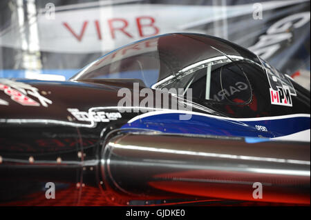 Un gros plan sur le cockpit de l'Zivko Edge 540 course aéronautique avion dont le Pete McLeod (CAN) dans le crochet de peu avant la dernière journée de courses à la Red Bull Air Race, Ascot, Royaume-Uni. La Red Bull Air Race dispose de la meilleure course pilotes dans une compétition de sport automobile pur qui allie vitesse, précision et compétence. En utilisant le moyen le plus rapide, plus agile et léger, avions de course, les pilotes frapper une vitesse de 370km/h, tandis que les forces durables jusqu'à 10G à explorer une piste de slalom à basse altitude marquée par 25 mètres de haut, pylônes remplis d'air. La course finale gagnants ont été Matt Hall (AUS) qui ont pris rendez-vous Banque D'Images