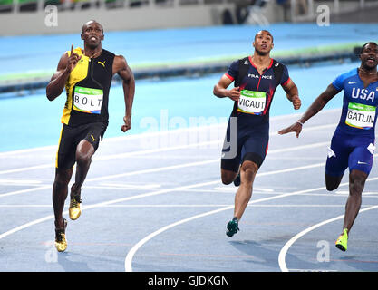 Rio de Janeiro, Brésil. 14Th Aug 2016. Usain Bolt de la Jamaïque (L)réagit après la finale du 100m hommes au Jeux Olympiques de Rio 2016 à Rio de Janeiro, Brésil, le 14 août 2016. Usain Bolt a remporté la médaille d'or avec 9,81. Credit : Yan Yan/Xinhua/Alamy Live News Banque D'Images