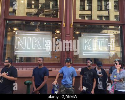 New York City, USA. Le 04 août, 2016. Soi-disant "neakerheads', fans de street wear, limité la queue devant une boutique Nike à New York City, USA, 04 août 2016. Photo : Hannes Breustedt/dpa/Alamy Live News Banque D'Images