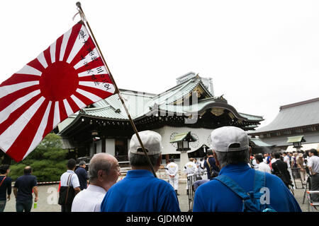 Tokyo, Japon. Août 15, 2016. Les gens tiennent un drapeau de guerre de l'Armée Impériale Japonaise pour rendre hommage aux morts de guerre au sanctuaire de Yasukuni sur le 71e anniversaire de la capitulation du Japon dans la deuxième guerre mondiale, le 15 août 2016, Tokyo, Japon. Certains législateurs ont visité le sanctuaire 70 pour rendre un dernier hommage, mais le Premier ministre Shinzo Abe n'a pas visiter le symbole controversé et envoyé au lieu d'un rituel offrant à un temple. Credit : AFLO Co.,Ltd/Alamy Live News Banque D'Images