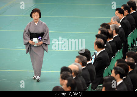 Tokyo, Japon. Août 15, 2016. Les gens assistent à la cérémonie marquant le 71e anniversaire de la capitulation du Japon dans la seconde guerre mondiale à Tokyo, Japon, le 15 août 2016. Le gouvernement japonais a tenu une cérémonie annuelle lundi à Tokyo pour marquer le 71e anniversaire de la capitulation du Japon dans la seconde guerre mondiale et le Premier ministre Shinzo Abe une fois de plus omis de mentionner "reflet" au cours de la dernière guerre. Credit : Ma Ping/Xinhua/Alamy Live News Banque D'Images