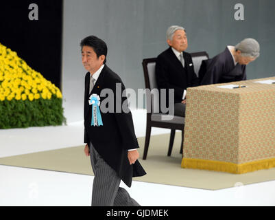 Tokyo, Japon. Août 15, 2016. Le Premier ministre japonais Shinzo Abe (avant) assiste à la cérémonie marquant le 71e anniversaire de la capitulation du Japon dans la seconde guerre mondiale à Tokyo, Japon, le 15 août 2016. Le gouvernement japonais a tenu une cérémonie annuelle lundi à Tokyo pour marquer le 71e anniversaire de la capitulation du Japon dans la seconde guerre mondiale et le Premier ministre Shinzo Abe une fois de plus omis de mentionner "reflet" au cours de la dernière guerre. Credit : Ma Ping/Xinhua/Alamy Live News Banque D'Images