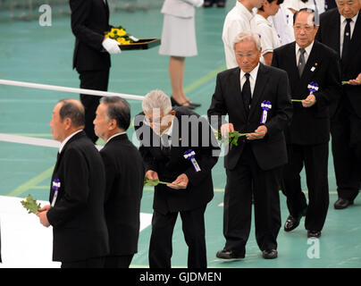 Tokyo, Japon. Août 15, 2016. Les gens assistent à la cérémonie marquant le 71e anniversaire de la capitulation du Japon dans la seconde guerre mondiale à Tokyo, Japon, le 15 août 2016. Le gouvernement japonais a tenu une cérémonie annuelle lundi à Tokyo pour marquer le 71e anniversaire de la capitulation du Japon dans la seconde guerre mondiale et le Premier ministre Shinzo Abe une fois de plus omis de mentionner "reflet" au cours de la dernière guerre. Credit : Ma Ping/Xinhua/Alamy Live News Banque D'Images